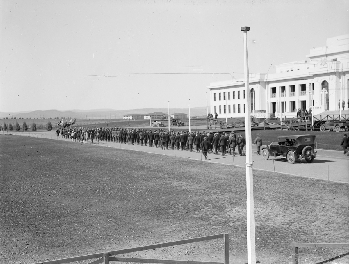 Parade of people walking past Parliament House, Anzac Day 1927. Parade of people walking past Parliament House, Anzac Day 1927.