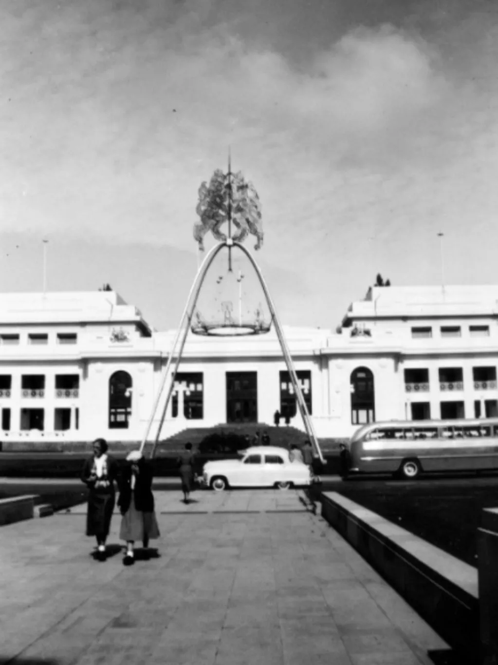 Positioned centrally at the front of Old Parliament House, this arch for the Queen’s visit in 1954 featured decorative pieces from the arches that graced the Mall in London for the 1953 coronation. Image: Joyce Elaine Sillett, Museum of Australian Democracy Collection. An arch for the Queen’s visit in 1954 featuring decorative pieces from the arches that graced the Mall in London