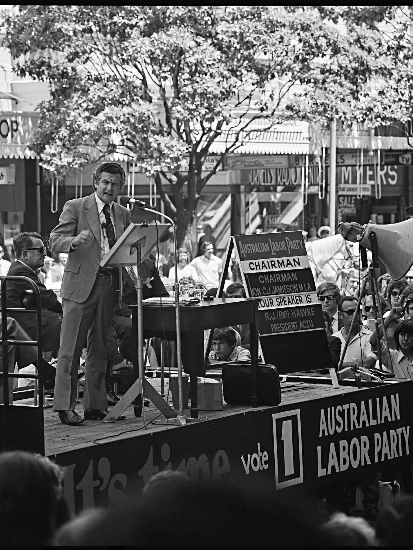 Bob Hawke speaking at an Australian Labor Party election rally in Perth, 1972.
Photograph NAA: A6180, 5/12/72/9 Bob Hawke speaks on an outdoor stage at a Labor Party campaign rally.