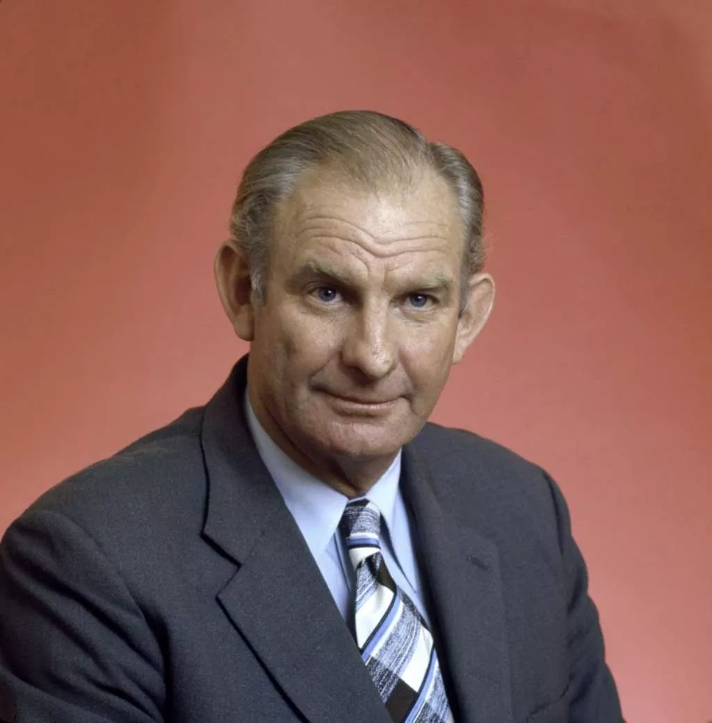 Portrait photograph of Ron Maunsell.
National Archives of Australia. A8746, KN8/3/79/2 protographoc portrait image of Ron Maunsell